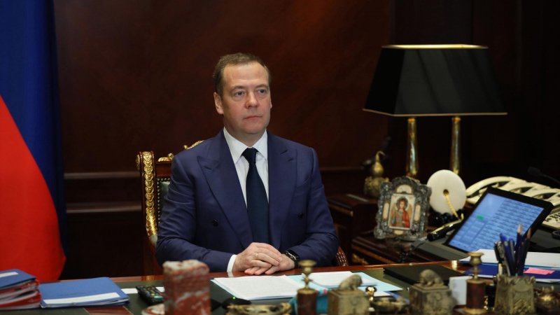 Медведев сделал "футуристический прогноз" на 2023 год