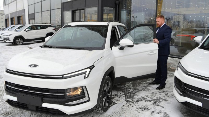 Продавать автомобили "Москвич 3" начнут в столице не ранее января