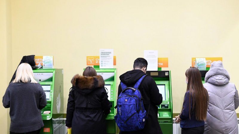 Банки России не планируют массово отключать переводы в банкоматах