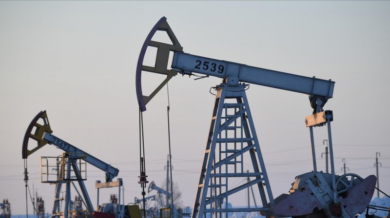 Economist предупредил о скачке цен на нефть из-за западного "потолка"