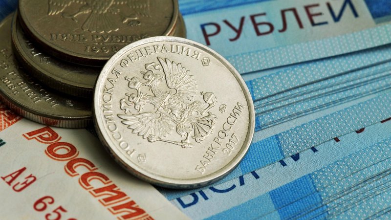 Инвестстратег рассказал, когда прекратится падение рубля