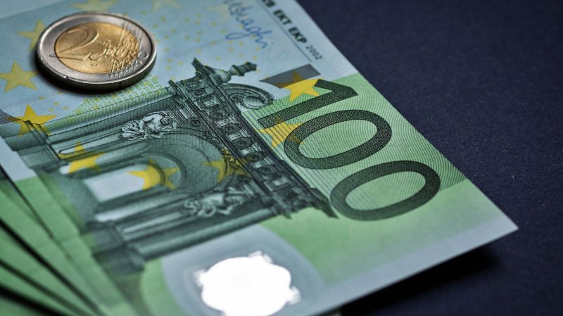 Курс евро поднялся выше 67 рублей впервые с 30 мая