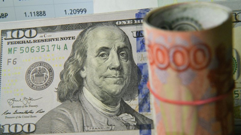 Официальный курс доллара на выходные и понедельник упал до 68,68 рубля