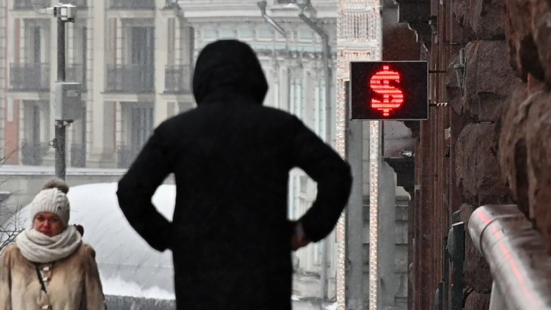 Официальный курс доллара на выходные и понедельник вырос до 61,77 рубля