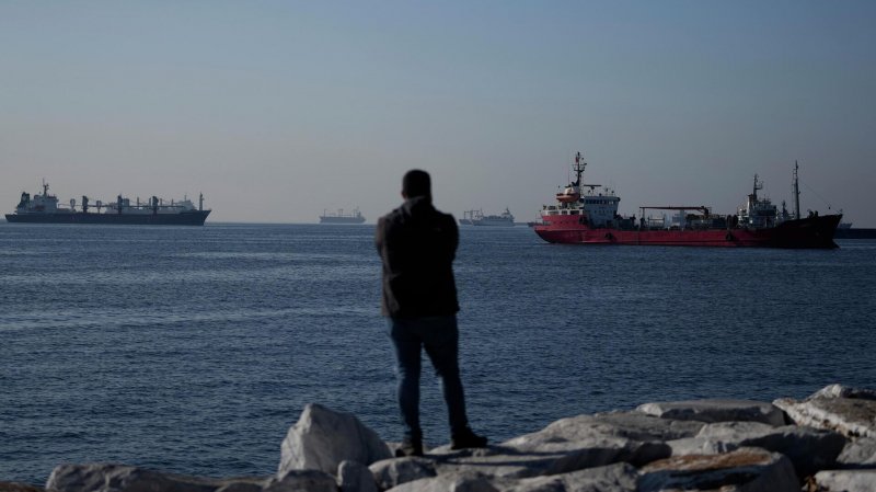 Пробка у берегов Турции насчитывает 26 танкеров, пишут СМИ