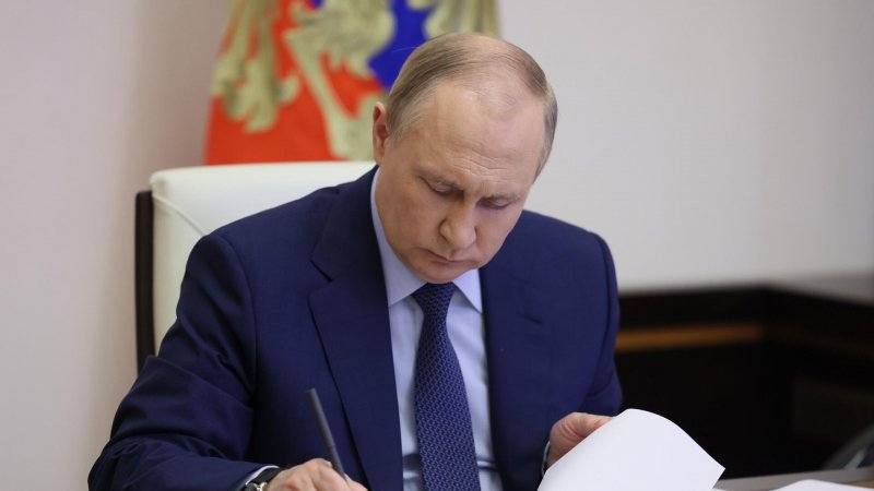 Путин подписал указ о спецмерах в ответ на введение потолка цен на нефть