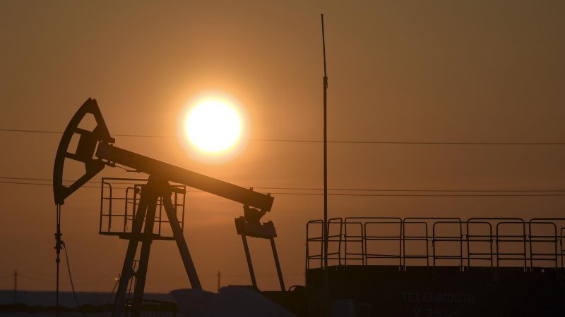 Путин запретил поставки нефти по потолку цен