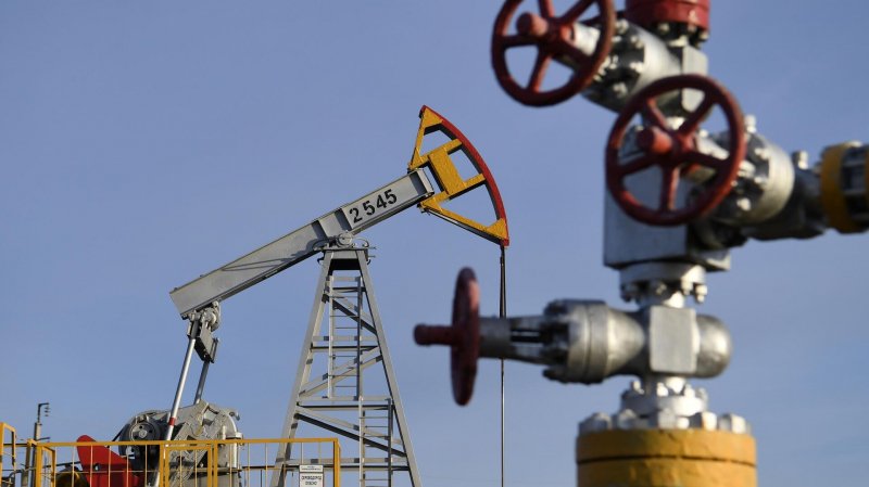 Реализация ответа на потолок нефтяных цен готовится, заявил Новак
