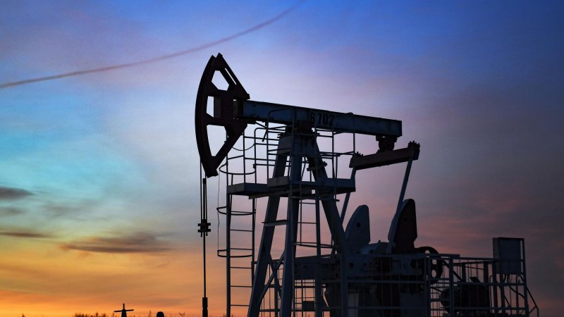 Россия не будет принимать потолок цен на нефть, заявили в Кремле