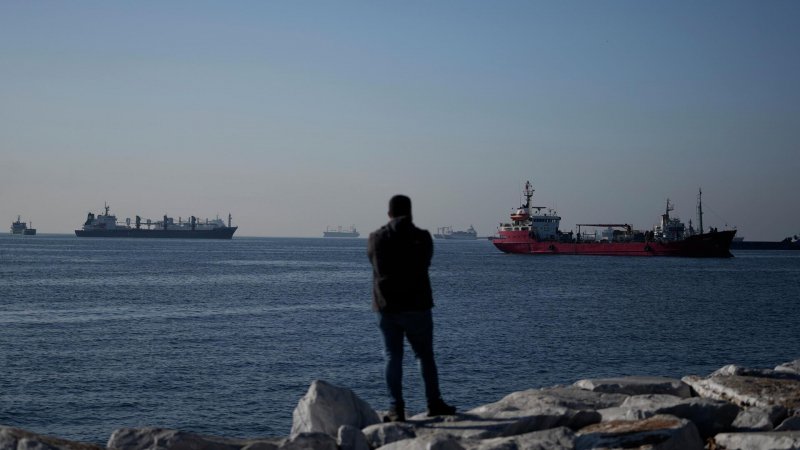 Российские специалисты отравились дымом в СКЦ в Стамбуле, проверяя корабли