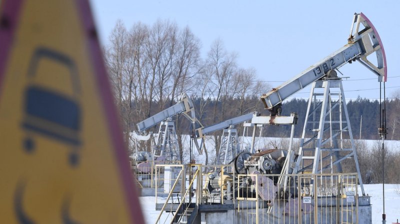 Зеленский назвал размер потолка цен на российскую нефть "несерьезным"